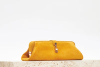 ゴールデンバーチスエードのパオラクラッチ