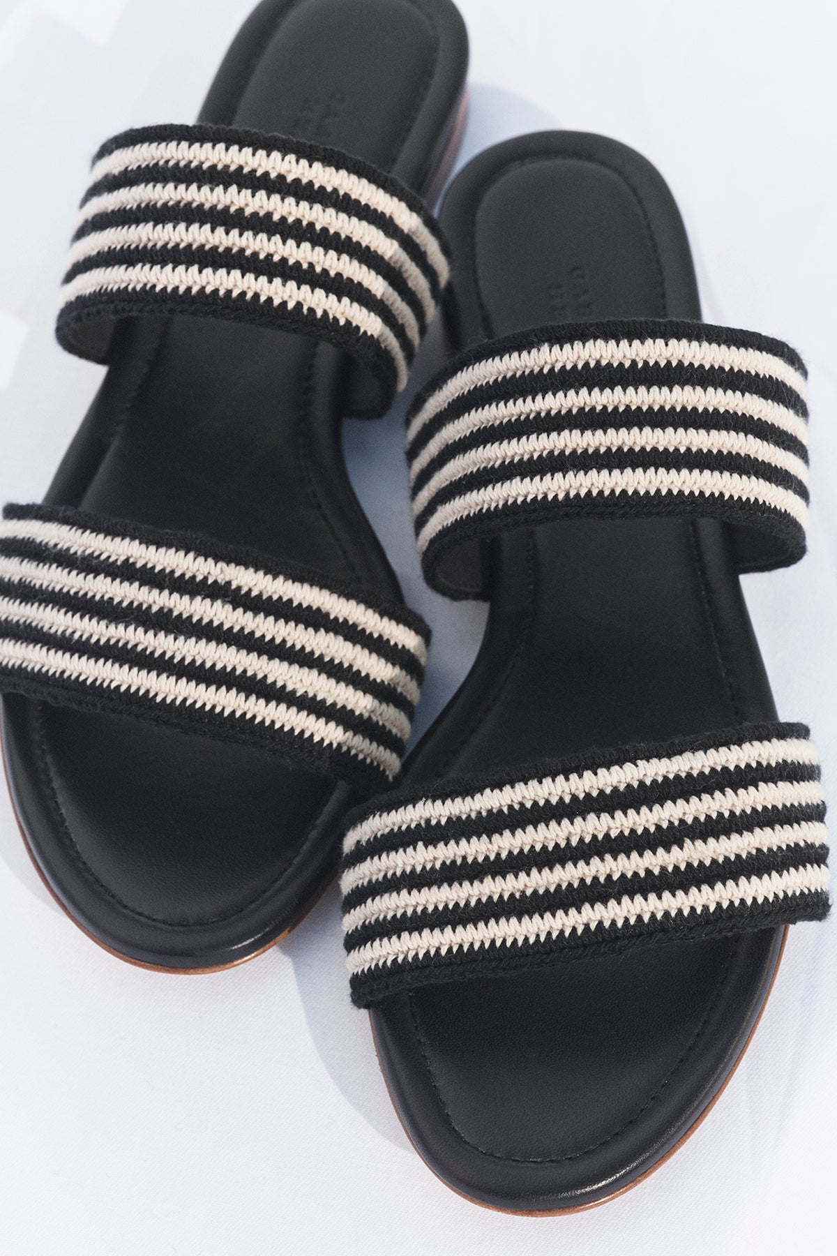 ブラック&ホワイト ナッパレザー クロシェ ローラ フラットサンダル
