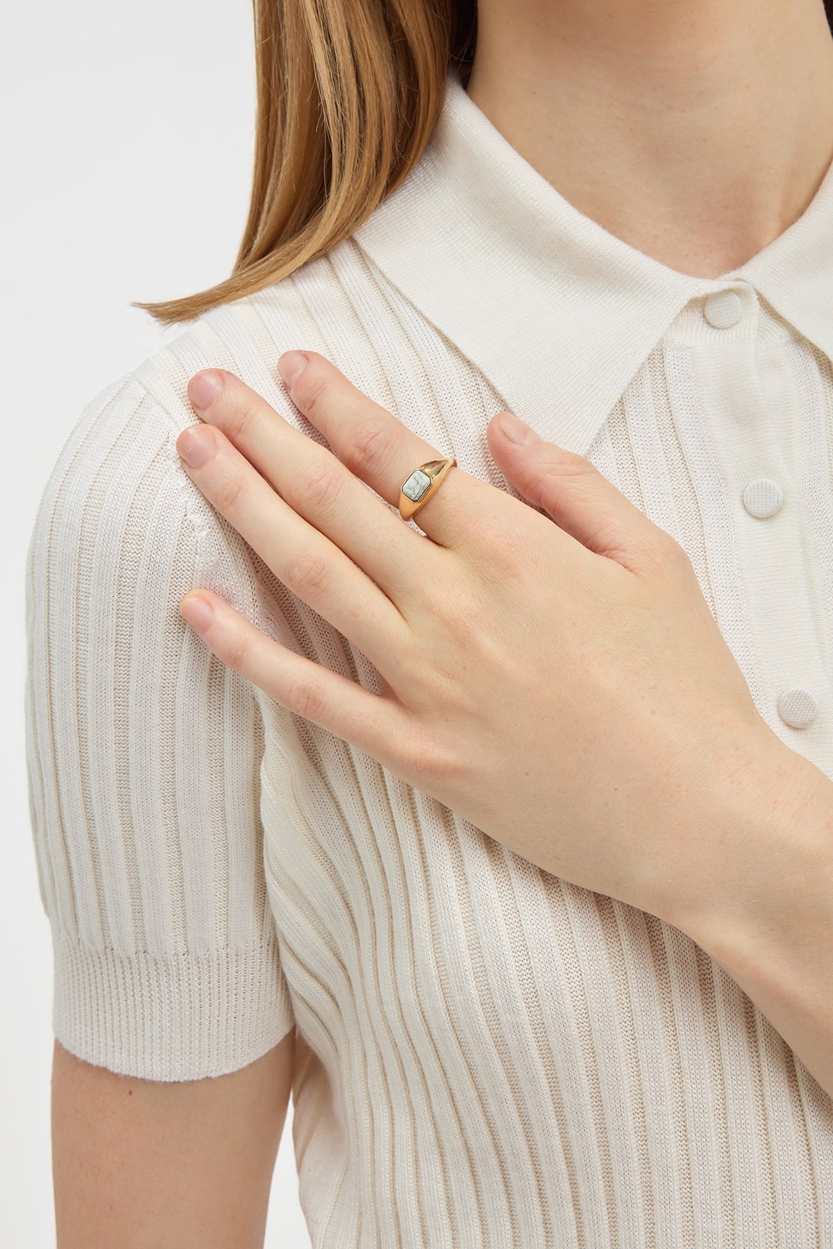 Small Ring in 18K Yellow Gold & Howlite Stone