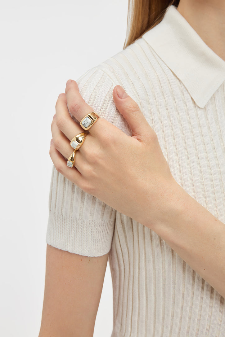 Small Ring in 18K Yellow Gold & Howlite Stone
