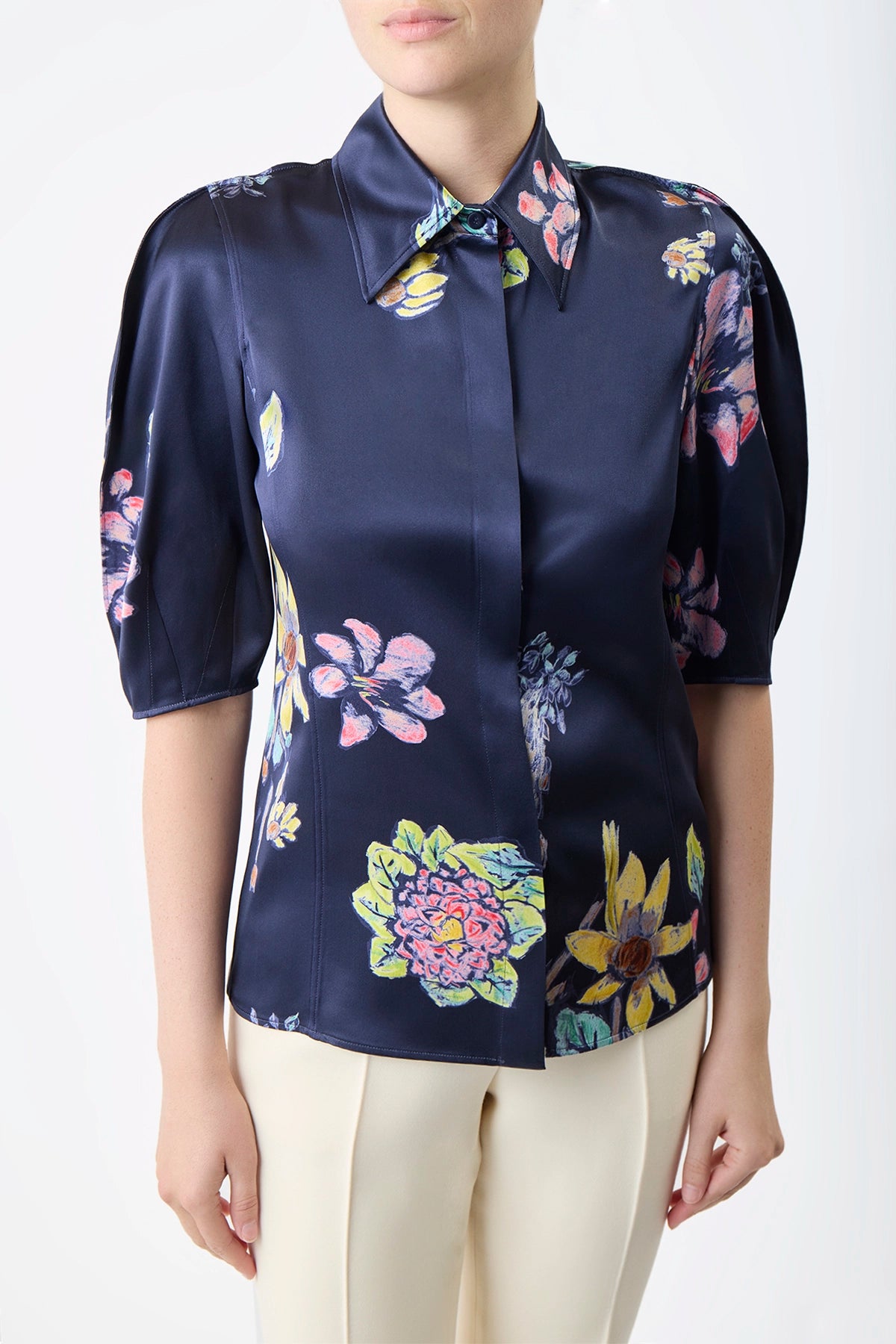 ダークネイビーのマルチプリントシルクのサンシトップ