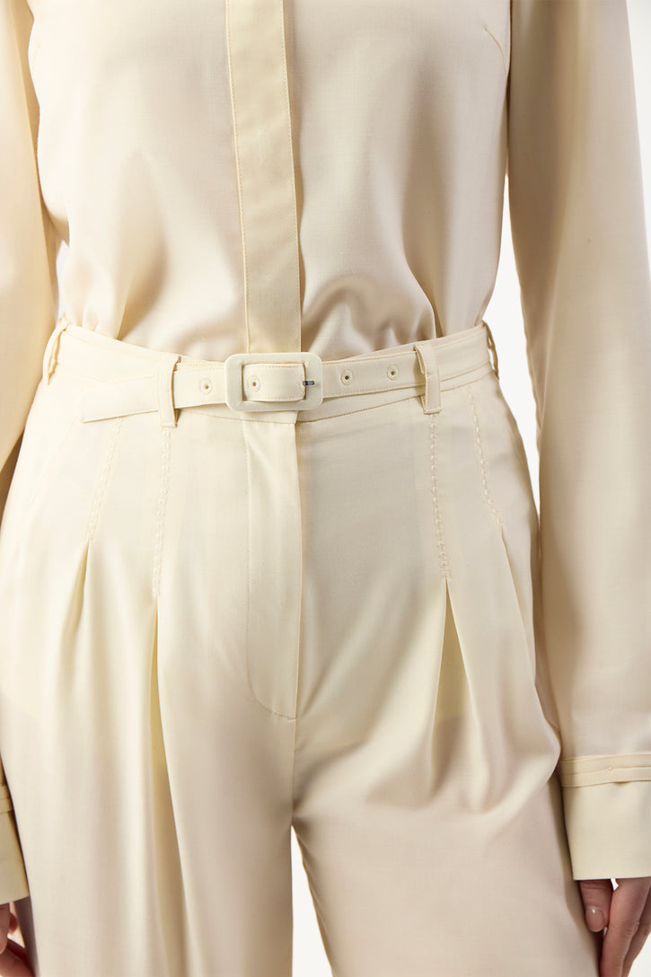 アイボリーの軽量カシミアのクルーズシャツ