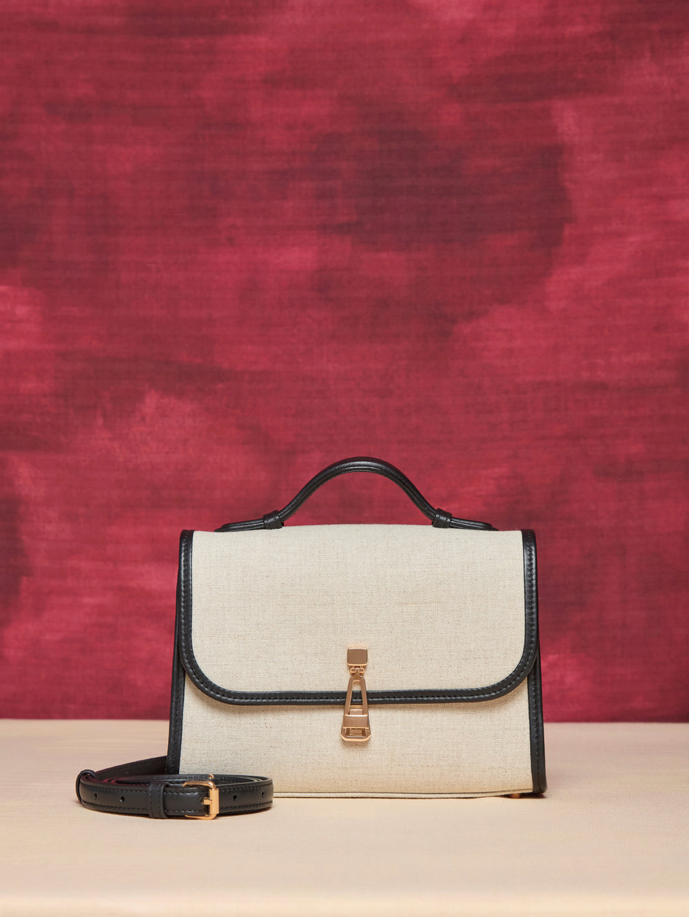 ベージュリネンのスモール レオノーラ フラップバッグ
