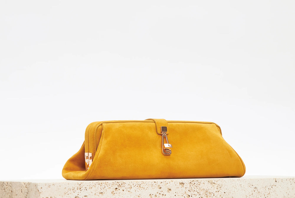 ゴールデンバーチスエードのパオラクラッチ