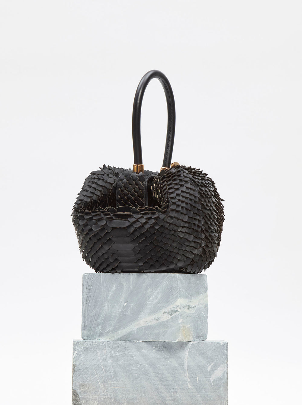 ブラックレザーのスネークスケールのニナバッグ