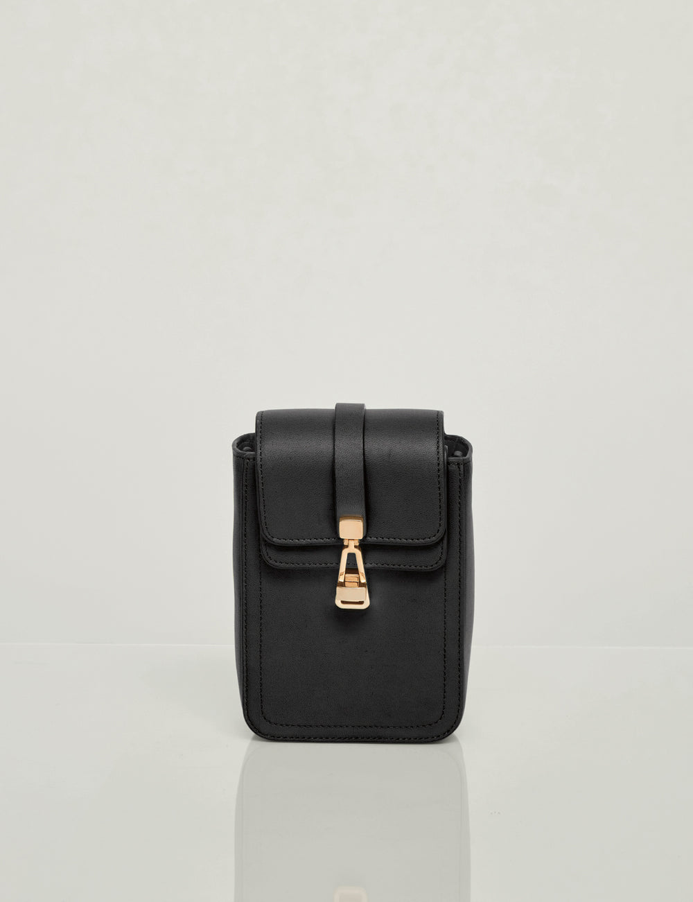 ブラックソフトレザーの携帯電話ポーチ