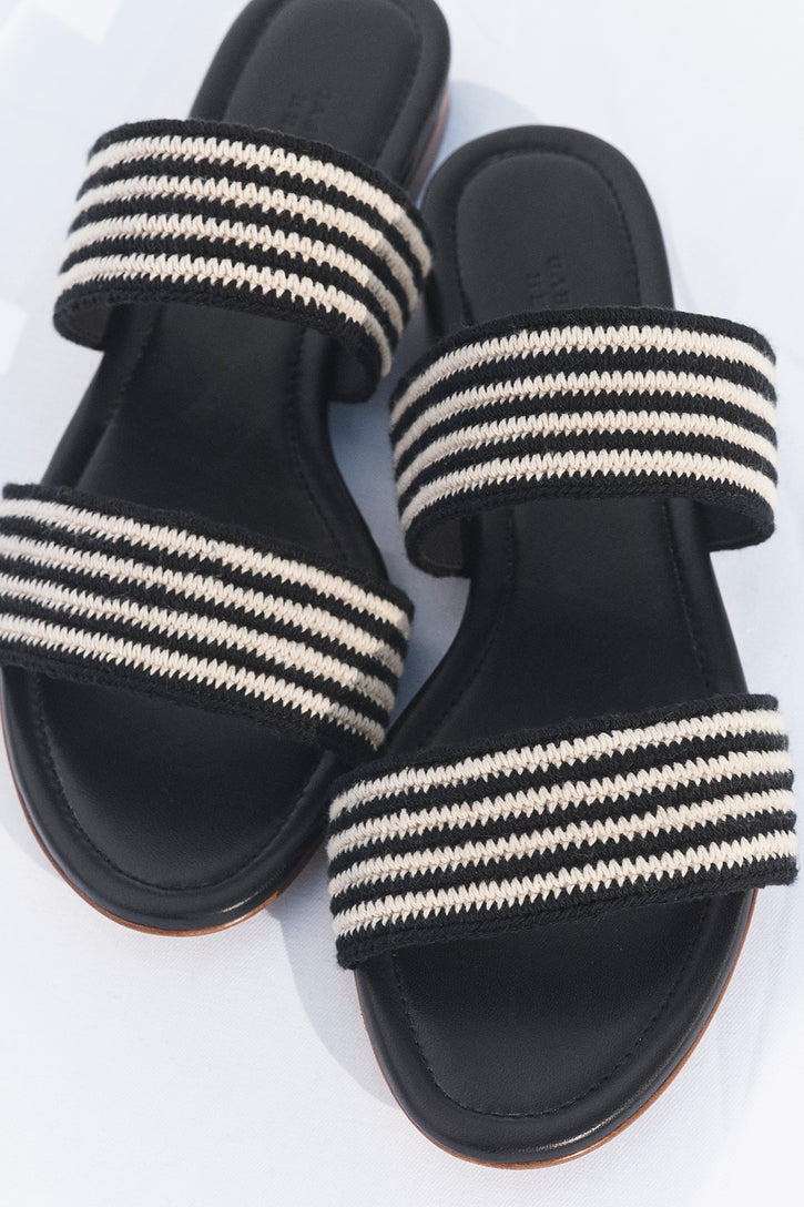 ブラック&ホワイト ナッパレザー クロシェ ローラ フラットサンダル