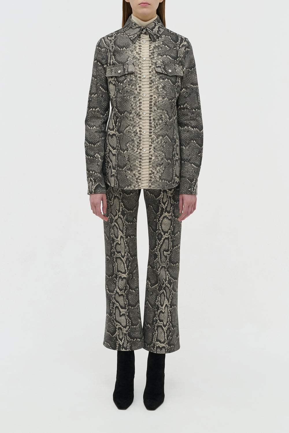 エズラ ブーツカット クロップドジーンズ（グレースケール リサイクルプリントコットンデニム）