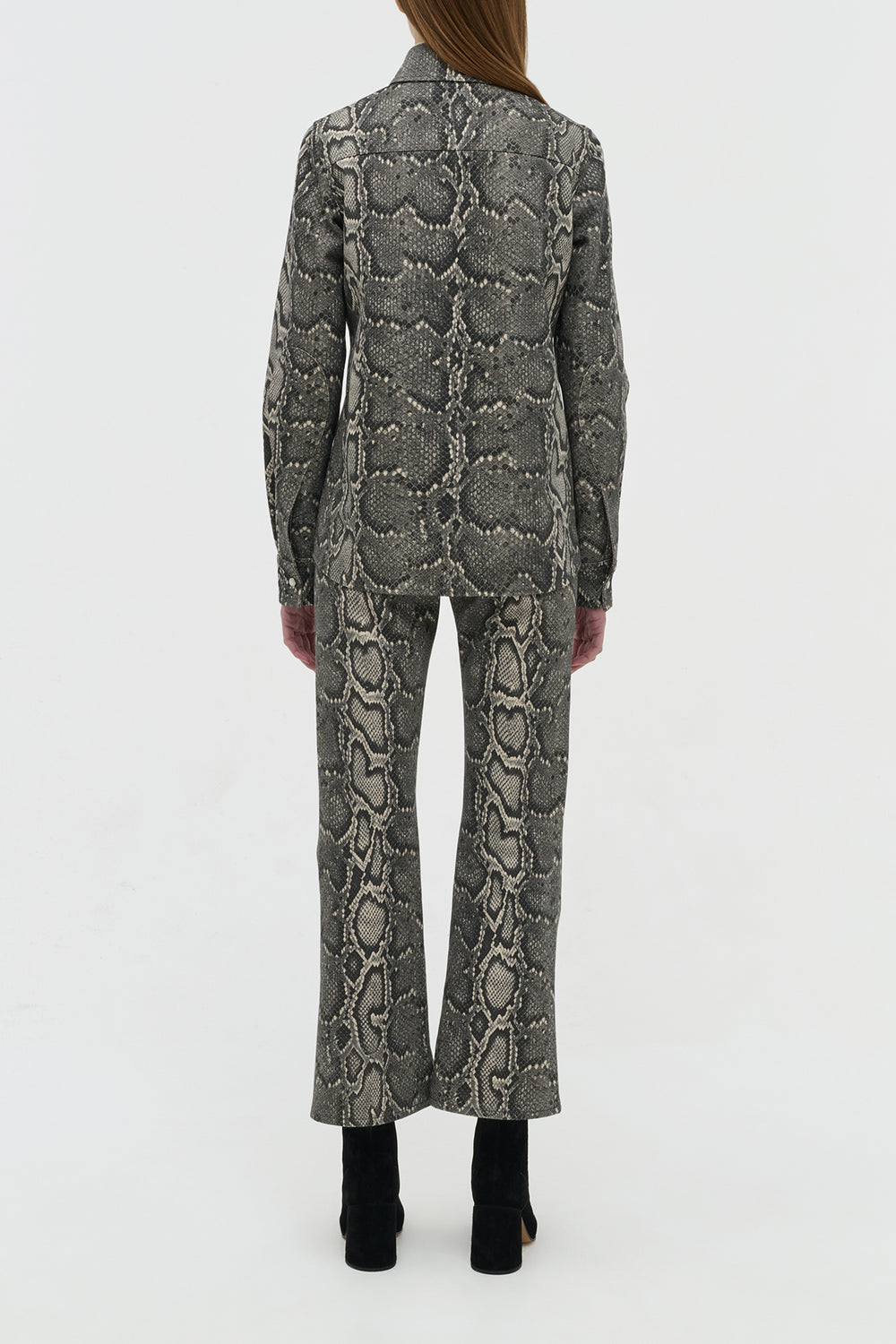 エズラ ブーツカット クロップドジーンズ（グレースケール リサイクルプリントコットンデニム）