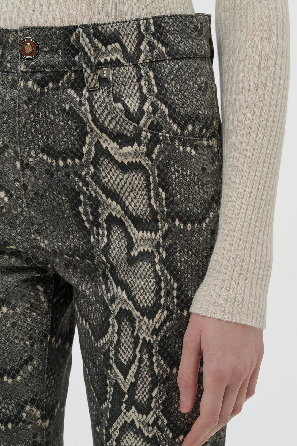 エズラ ブーツカット クロップドジーンズ（グレースケール リサイクルプリントコットンデニム）