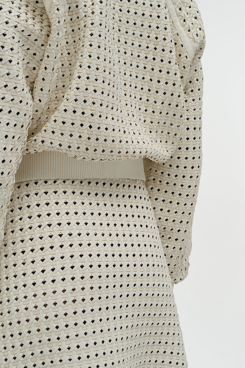 ホワイトウーブンレザーのオーディンボンバージャケット