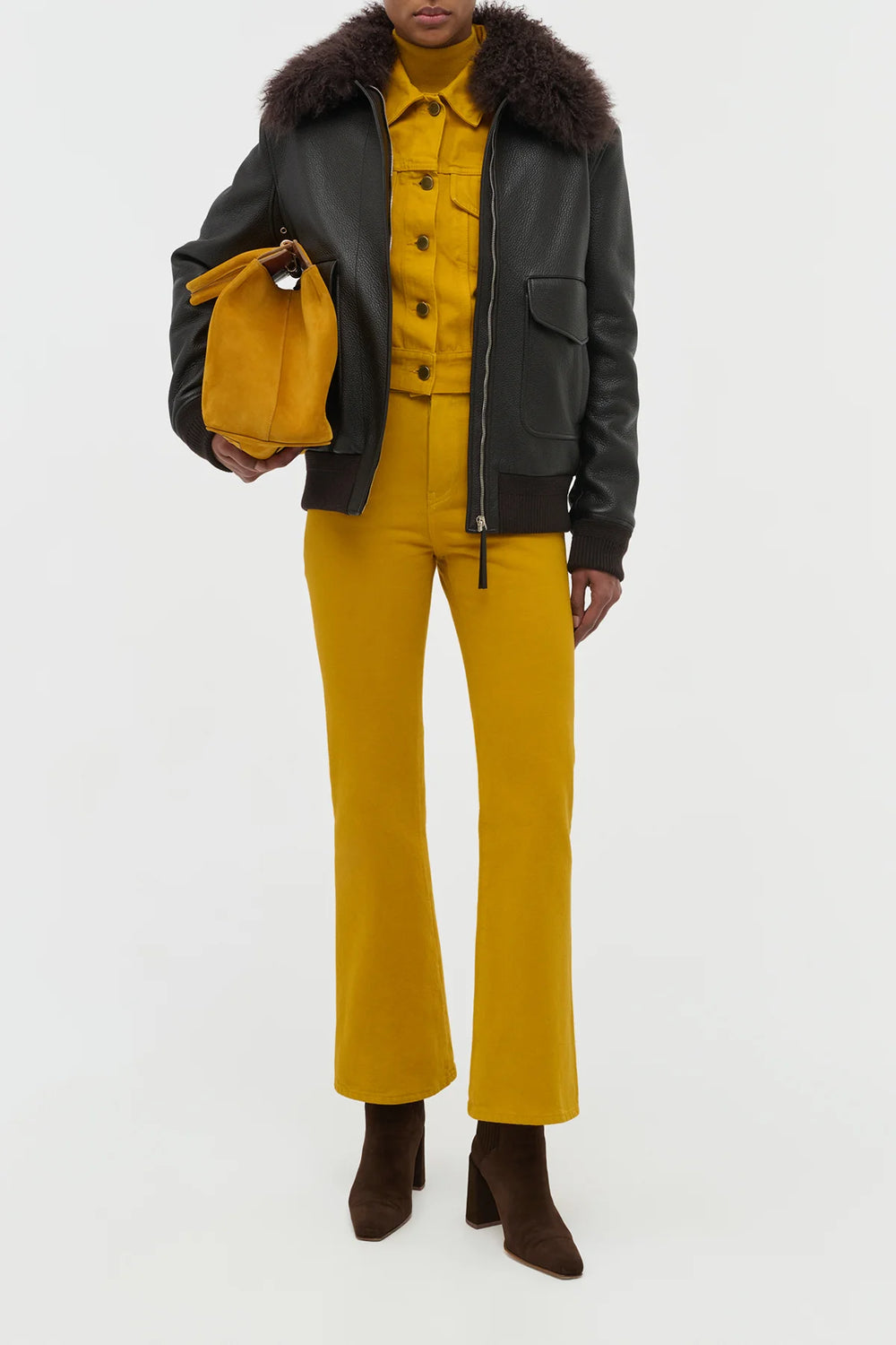 エボニーテクスチャードレザーとシアリングを使用したグラントジャケット