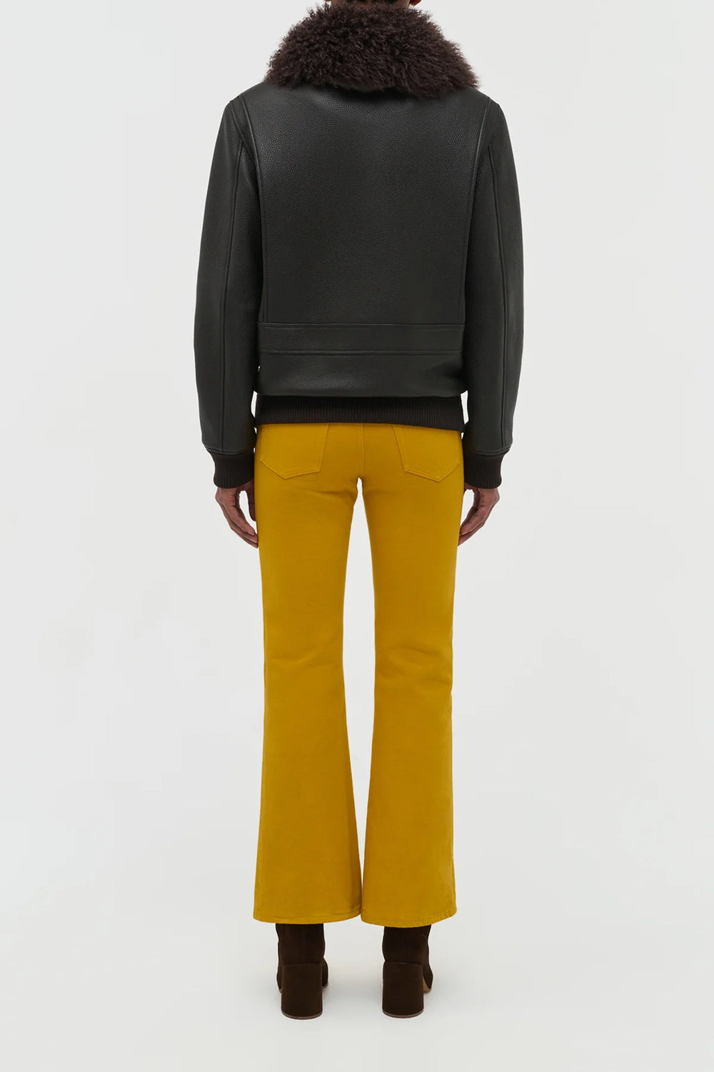 エボニーテクスチャードレザーとシアリングを使用したグラントジャケット