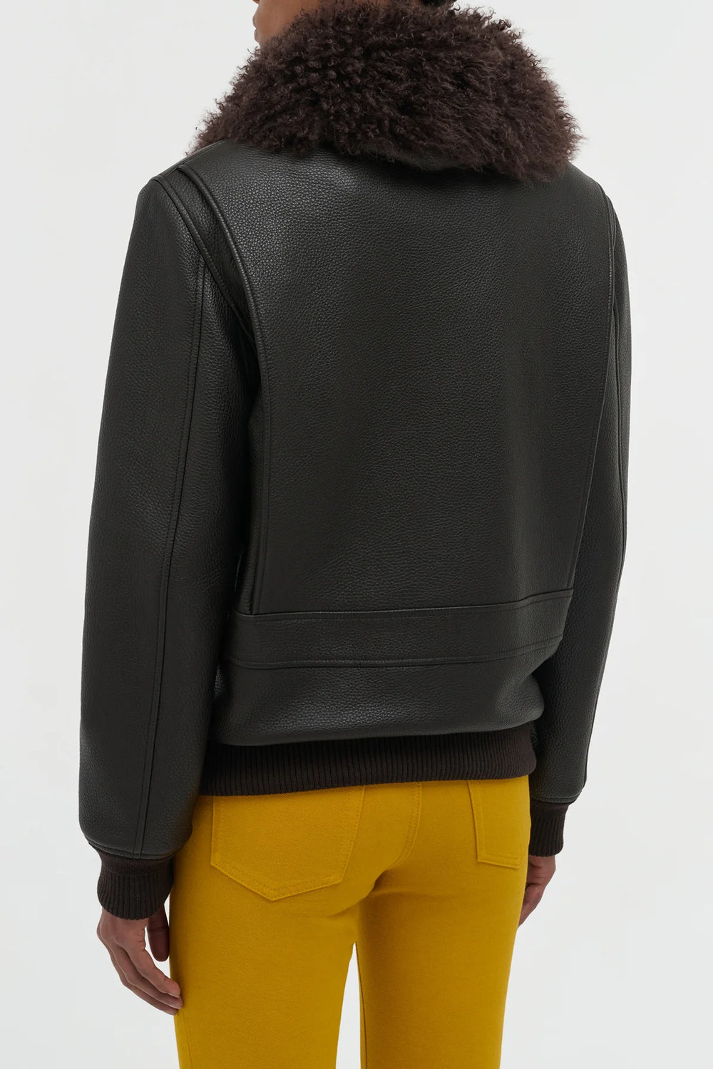 エボニーテクスチャードレザーとシアリングを使用したグラントジャケット