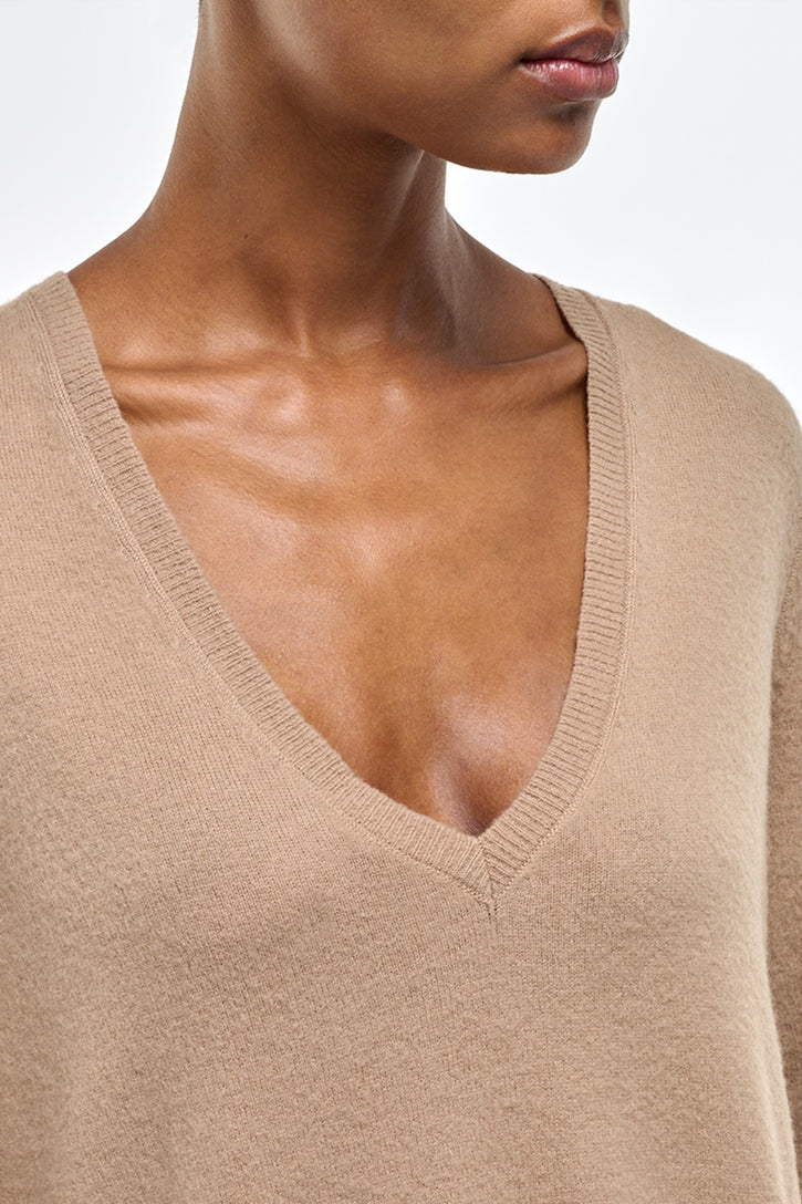 Vesper Knit V-Neck Sweater in Camel Brushed Cashmere