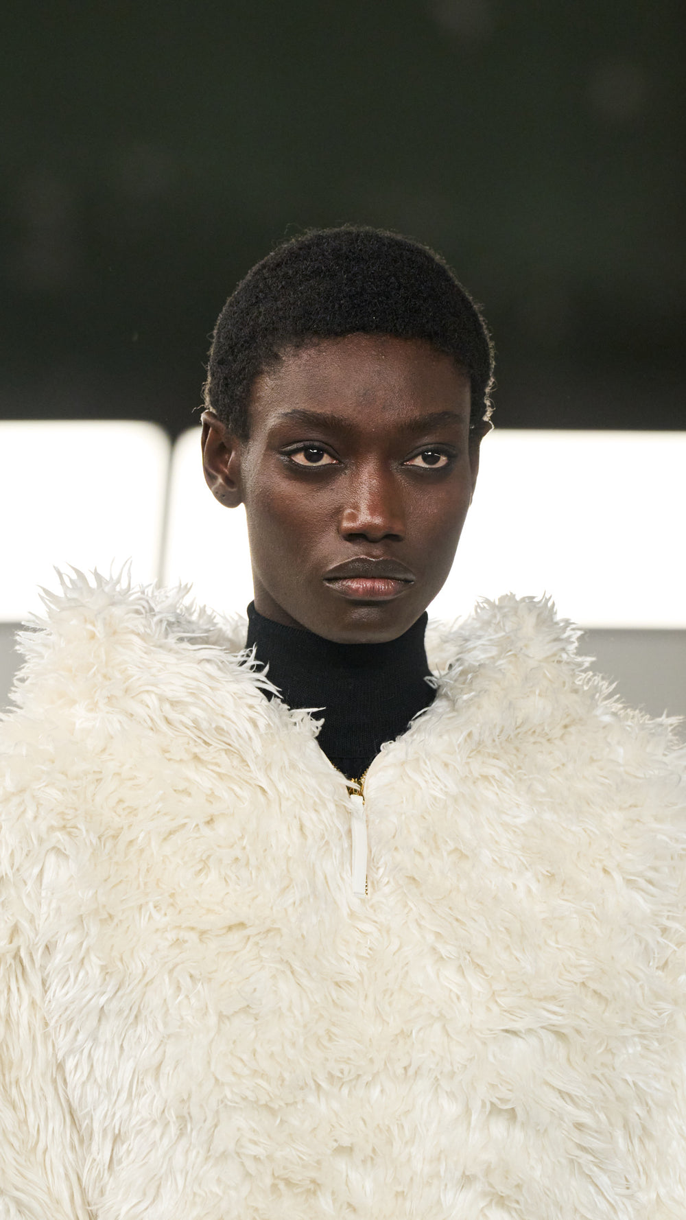 アイボリーシルクファーのオーランドフーディー