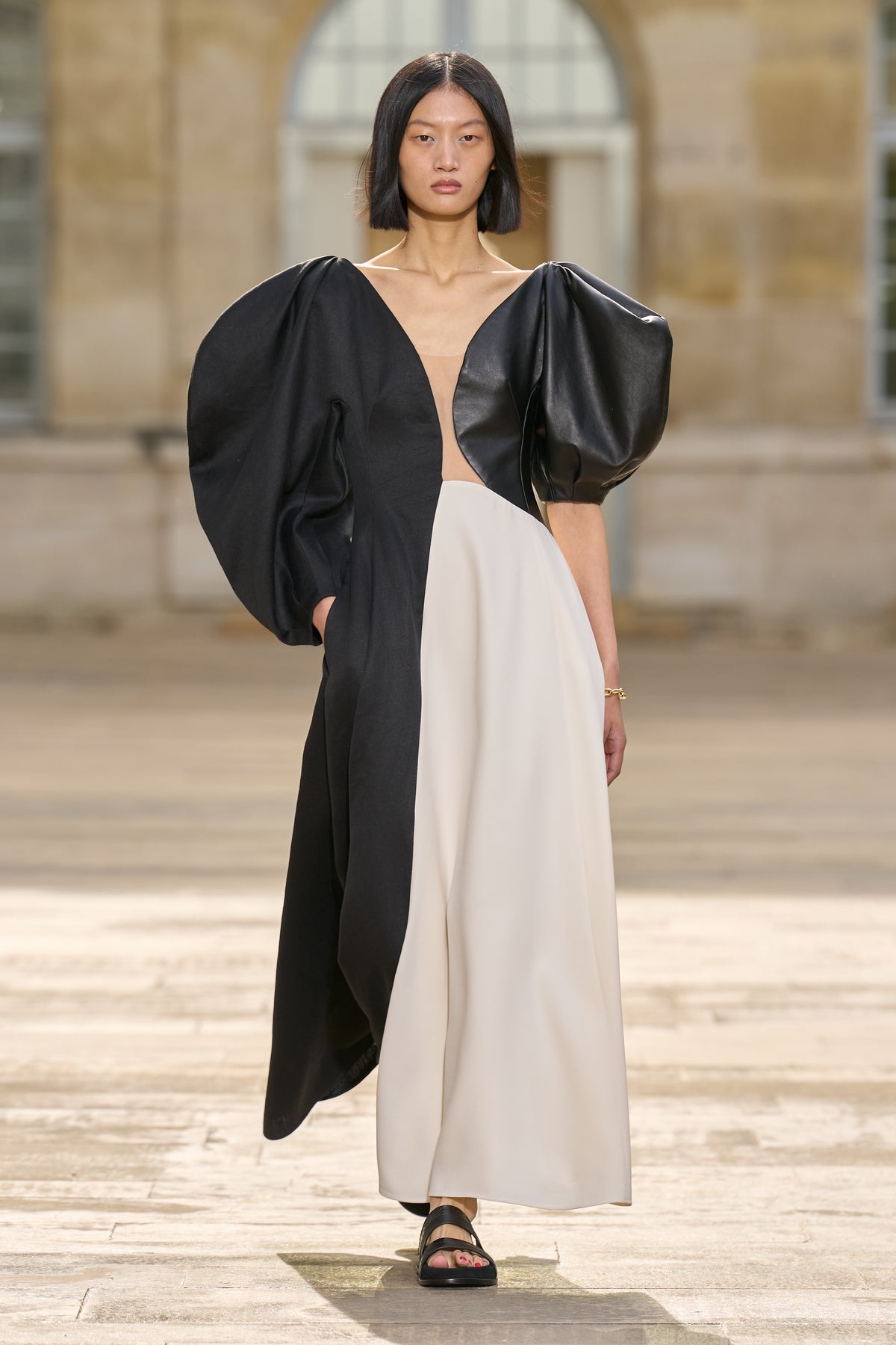 Gabriela Hearst - Sephir Puff Sleeve Maxi Dress in Ivory Silk Wool Cady, Black Linen Slub & Leather - Ivory/Black - 36 - Dresses Gabriela Hearst - Sephir Puff Sleeve Maxi Dress in Ivory Silk Wool Cady, Black Linen Slub & Leather - Ivory/Black - 36 - Dresses