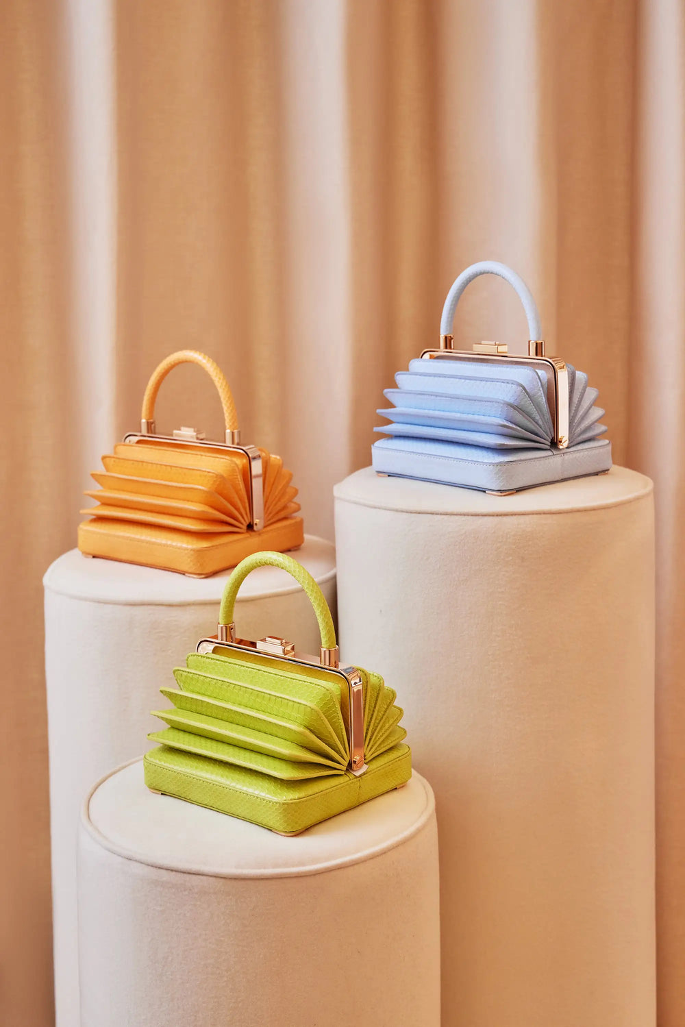 ライトブルーのスネークスキンのスモールダイアナバッグ