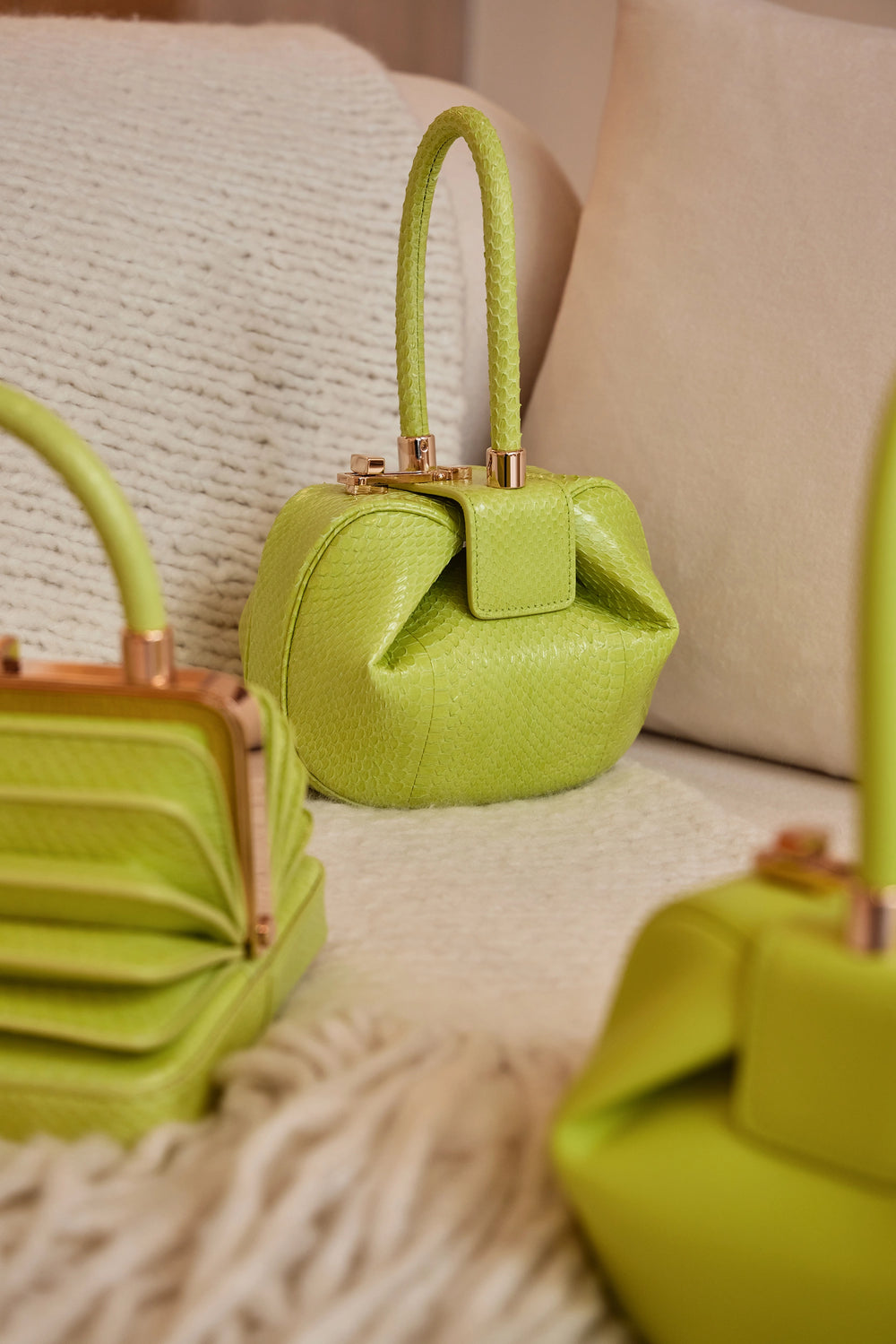 ライムアダマイトスネークスキンのデミバッグ