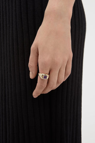 18K Yellow Gold Medium Ring with Purple Amethyst Stone - On Model Hand | Gabriela Hearst