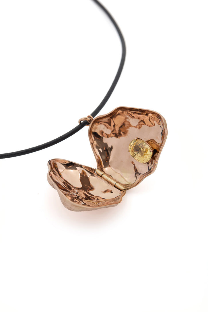 Locket in Rose Gold with Yellow Sapphire