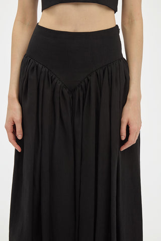 Black Aloe Linen Juniper Skirt V-Seam Gathered Waistband - Close-Up Detail | Gabriela Hearst