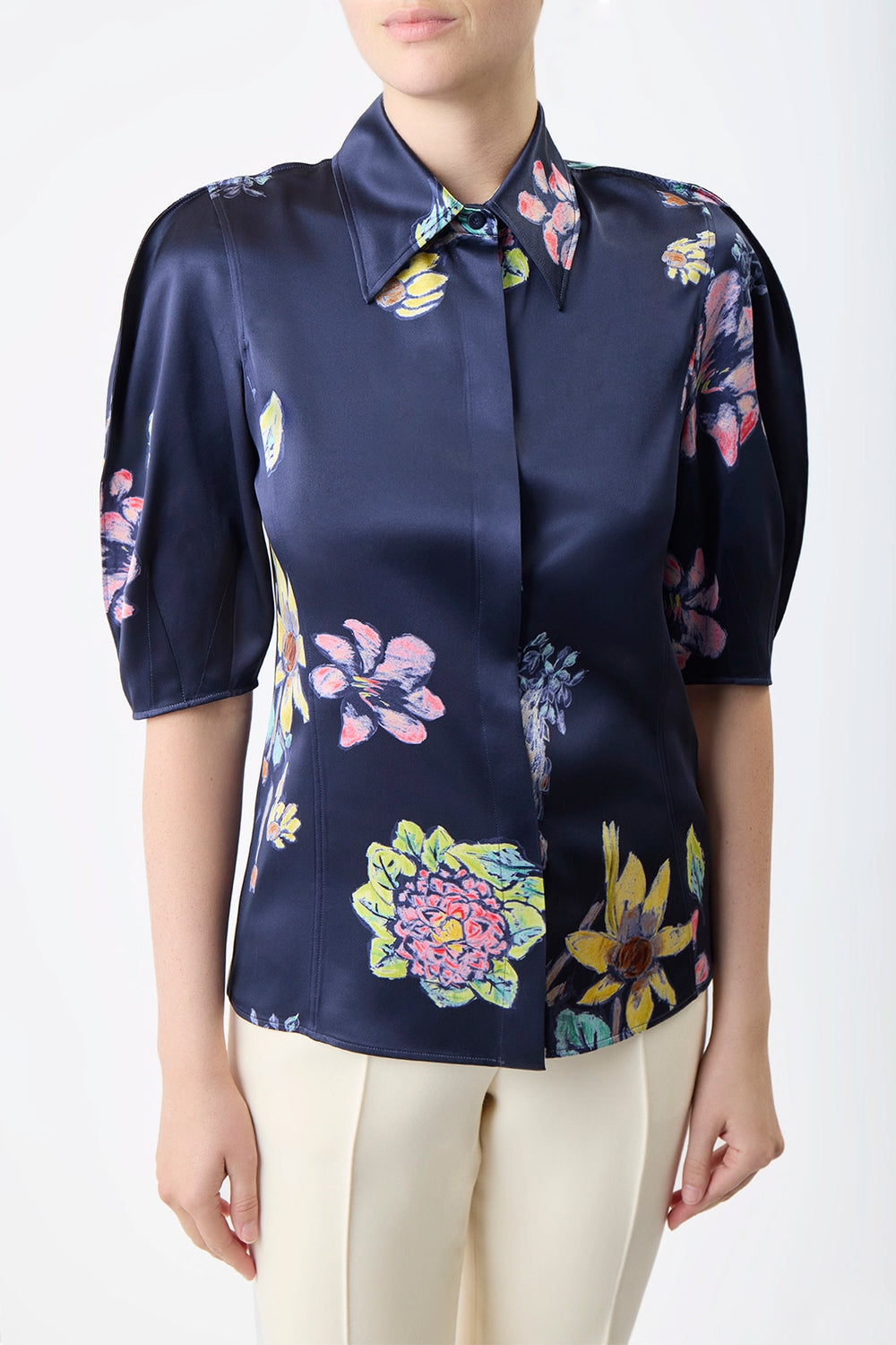 ダークネイビーのマルチプリントシルクのサンシトップ