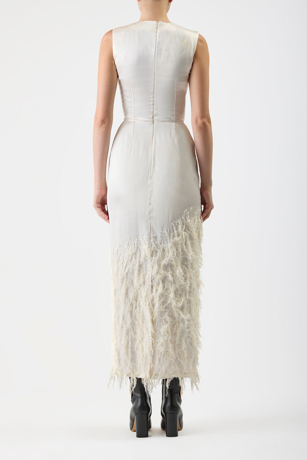 アイボリーシルクサテンのマズロウフェザーマキシドレス