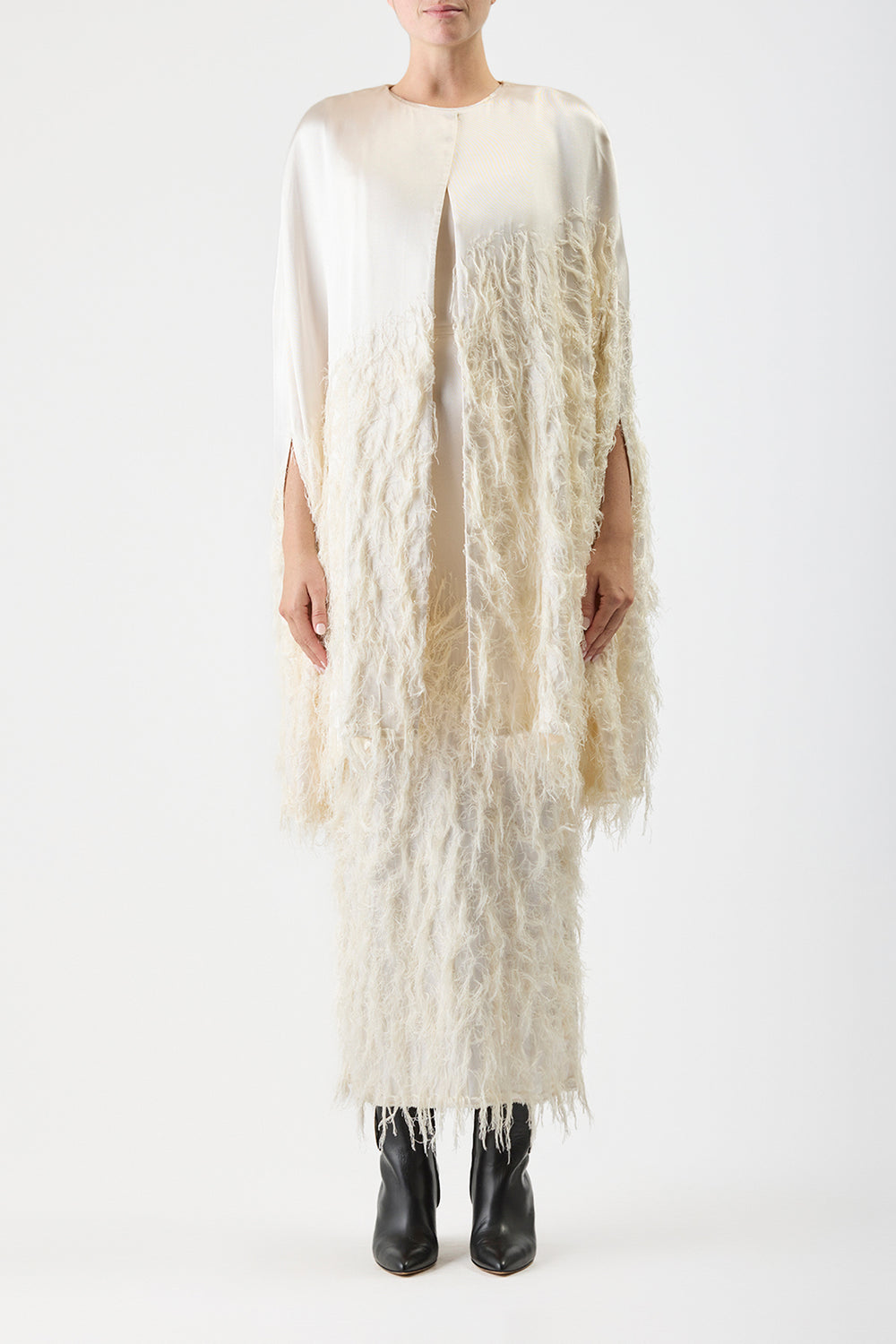 アイボリーシルクサテンのパウリフェザーケープ