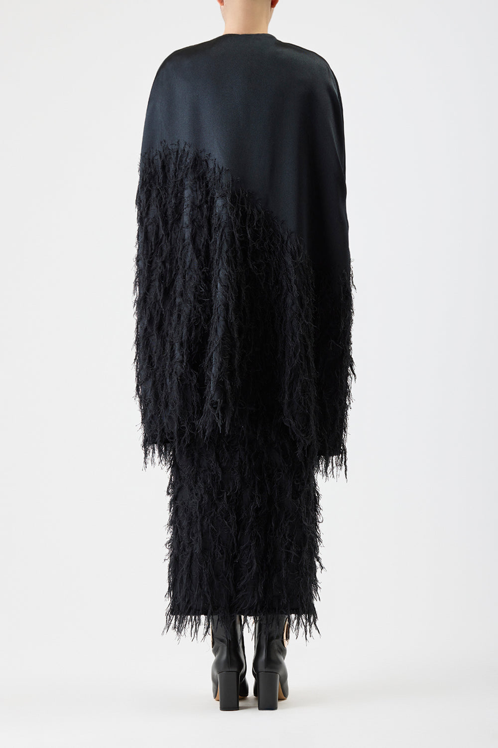 Pauli フェザーケープ ブラックシルクサテン