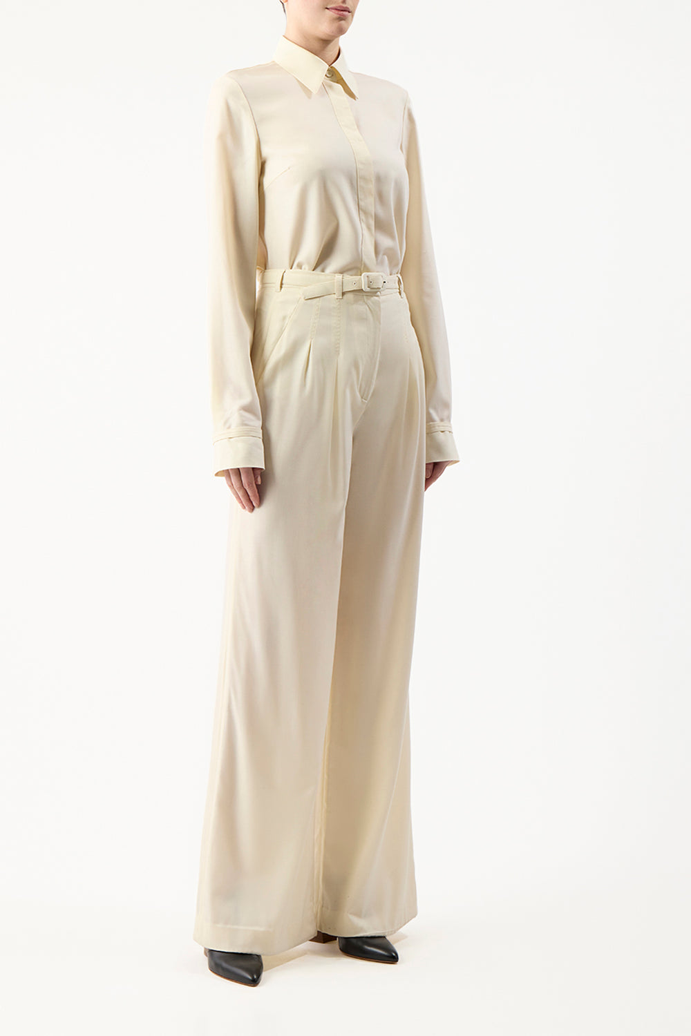 アイボリーの軽量カシミアのクルーズシャツ