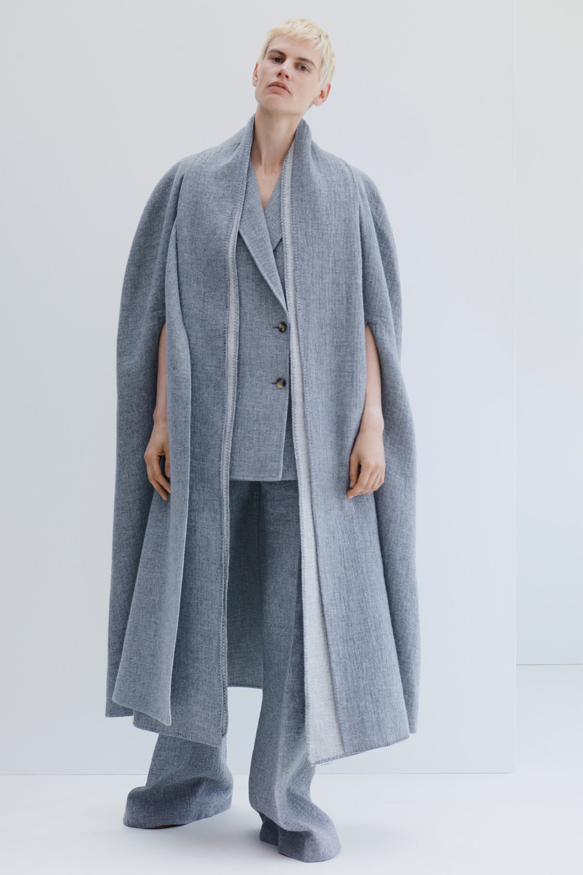 Lindlow Cape in Light Grey Melange Cashmere Linen