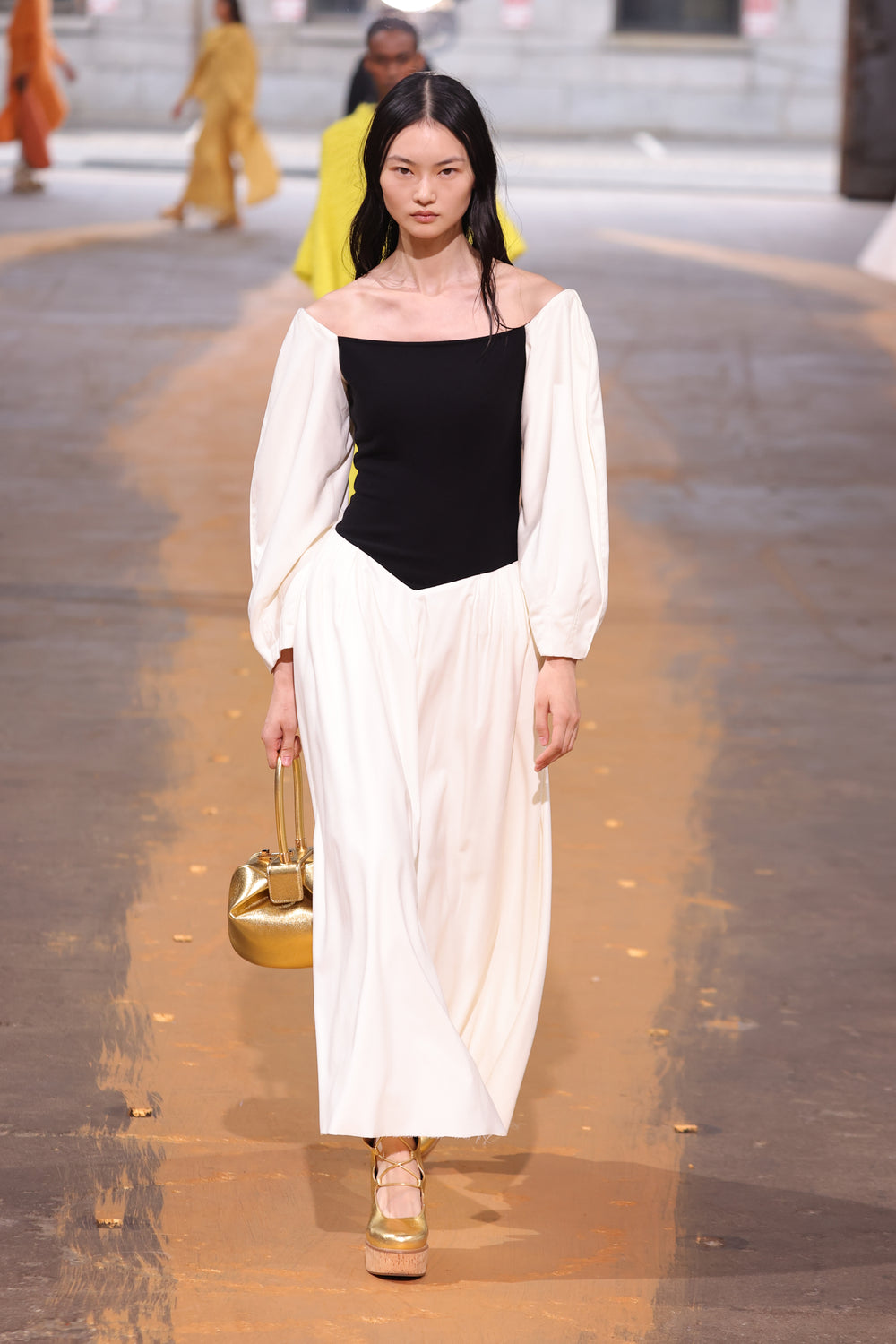 ゴールドメタリックナッパレザーのニナバッグ